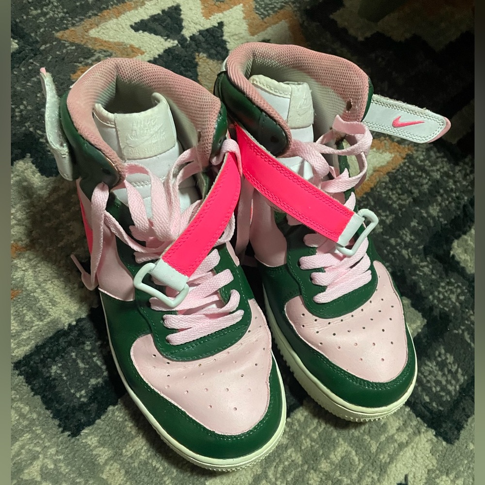 Hand Painted!!! Custom Nike High-Tops - Picture 2 of 5